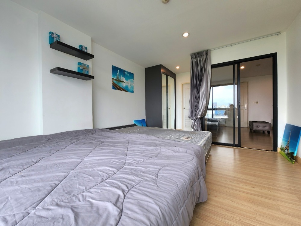 For RentCondoBangna, Bearing, Lasalle : Status as shown in the cover photo** Room available, 42 sq m., largest!!** For rent, The Niche Mono Bangna **Bed + mattress 10 feet, I repeat 10 feet!! (2 beds together) Price negotiable**