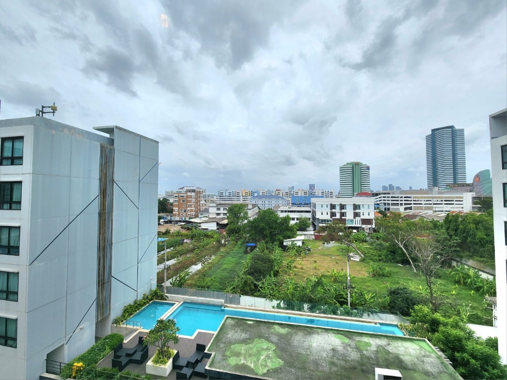 For RentCondoBangna, Bearing, Lasalle : Status as shown in the cover photo** Room available, 42 sq m., largest!!** For rent, The Niche Mono Bangna **Bed + mattress 10 feet, I repeat 10 feet!! (2 beds together) Price negotiable**