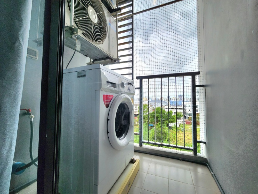 For RentCondoBangna, Bearing, Lasalle : Status as shown in the cover photo** Room available, 42 sq m., largest!!** For rent, The Niche Mono Bangna **Bed + mattress 10 feet, I repeat 10 feet!! (2 beds together) Price negotiable**