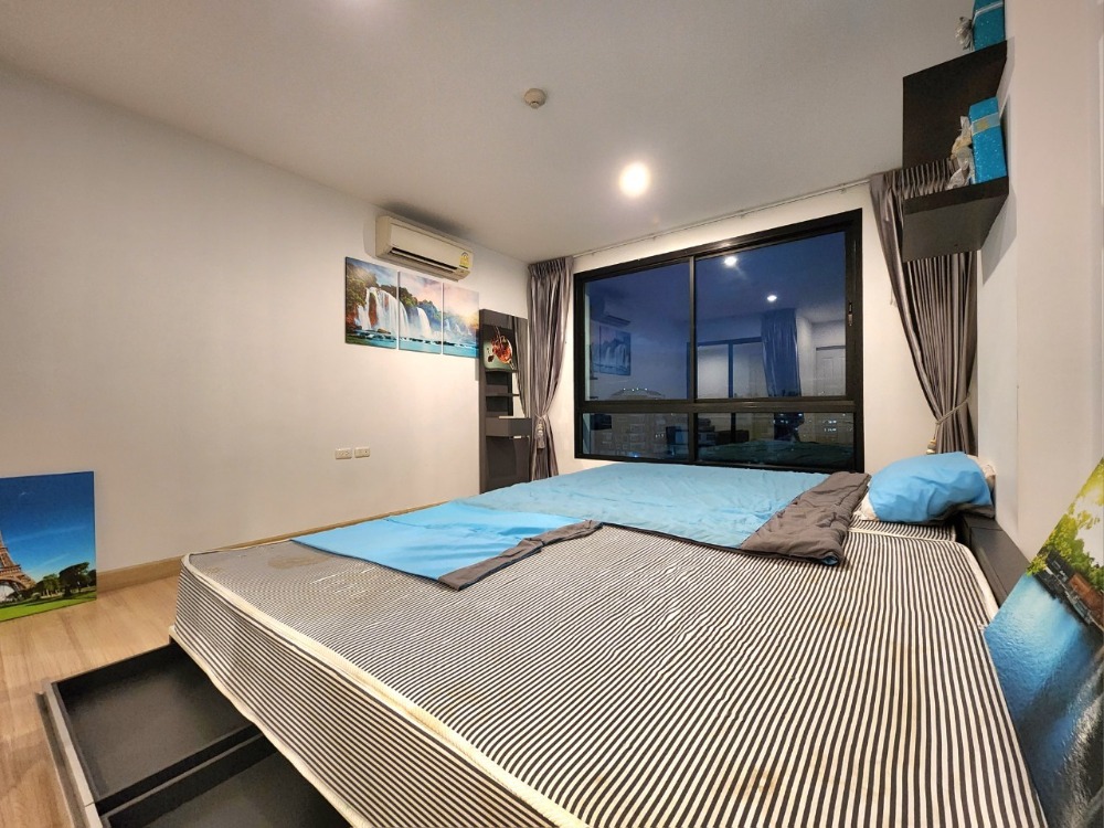 For RentCondoBangna, Bearing, Lasalle : Status as shown in the cover photo** Room available, 42 sq m., largest!!** For rent, The Niche Mono Bangna **Bed + mattress 10 feet, I repeat 10 feet!! (2 beds together) Price negotiable**