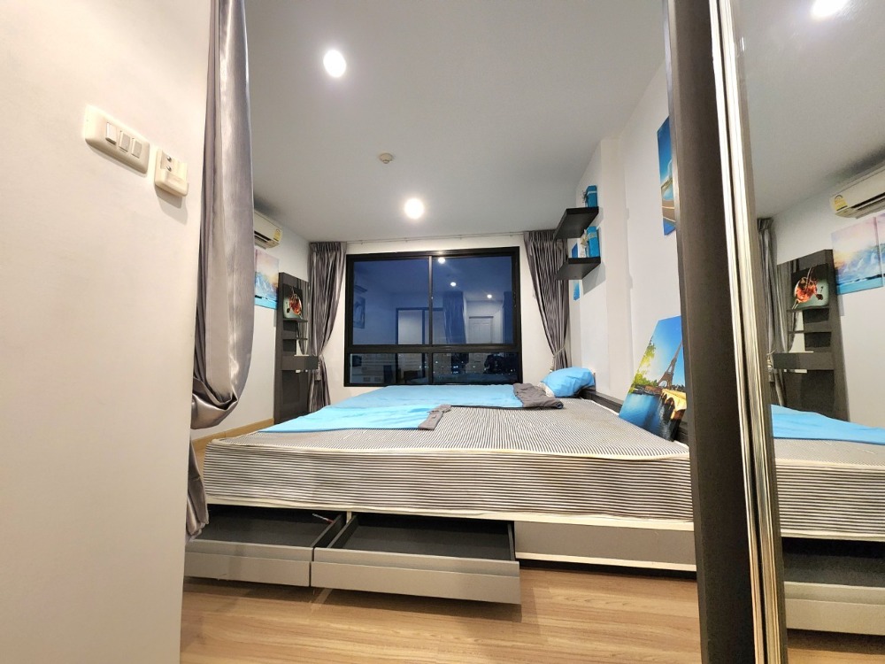 For RentCondoBangna, Bearing, Lasalle : Status as shown in the cover photo** Room available, 42 sq m., largest!!** For rent, The Niche Mono Bangna **Bed + mattress 10 feet, I repeat 10 feet!! (2 beds together) Price negotiable**