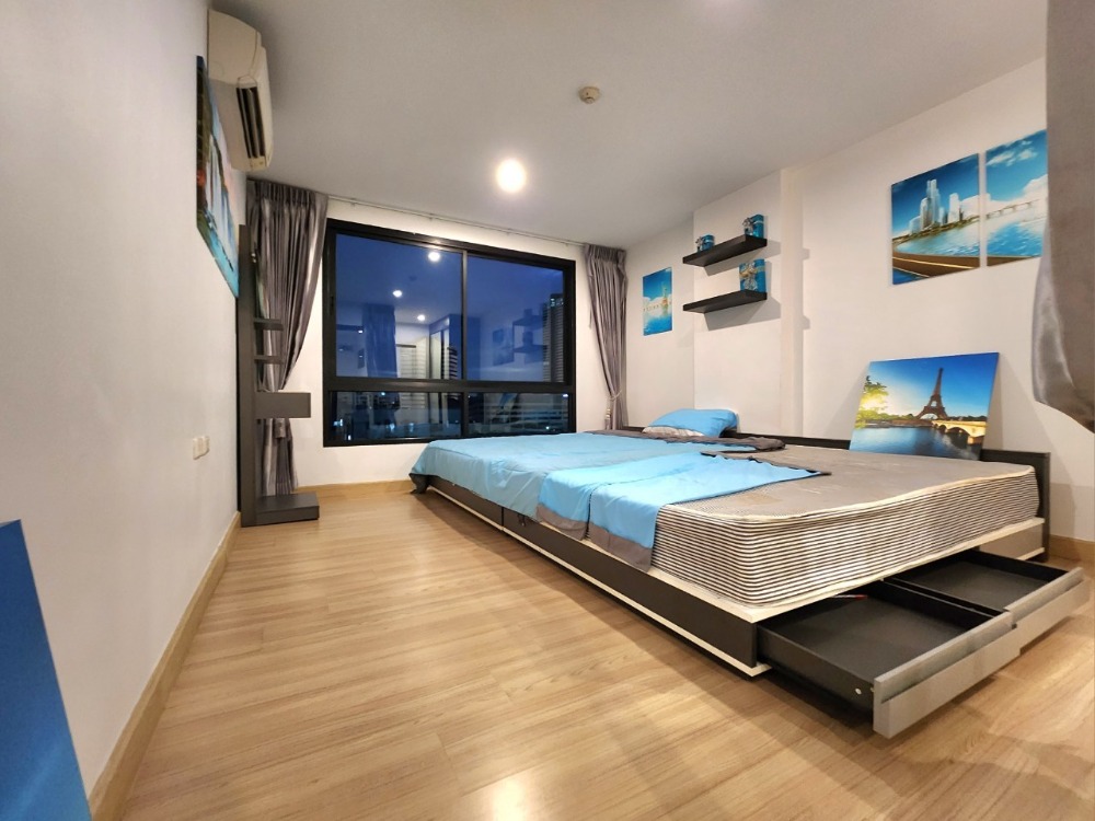 For RentCondoBangna, Bearing, Lasalle : Status as shown in the cover photo** Room available, 42 sq m., largest!!** For rent, The Niche Mono Bangna **Bed + mattress 10 feet, I repeat 10 feet!! (2 beds together) Price negotiable**