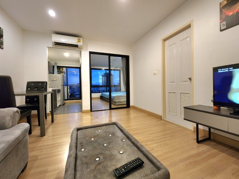 For RentCondoBangna, Bearing, Lasalle : Status as shown in the cover photo** Room available, 42 sq m., largest!!** For rent, The Niche Mono Bangna **Bed + mattress 10 feet, I repeat 10 feet!! (2 beds together) Price negotiable**