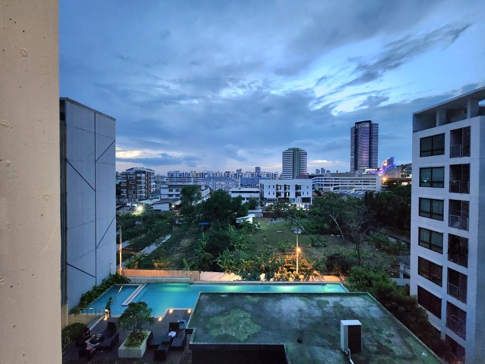 For RentCondoBangna, Bearing, Lasalle : Status as shown in the cover photo** Room available, 42 sq m., largest!!** For rent, The Niche Mono Bangna **Bed + mattress 10 feet, I repeat 10 feet!! (2 beds together) Price negotiable**