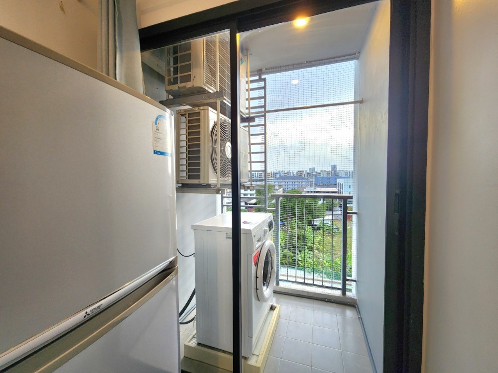 For RentCondoBangna, Bearing, Lasalle : Status as shown in the cover photo** Room available, 42 sq m., largest!!** For rent, The Niche Mono Bangna **Bed + mattress 10 feet, I repeat 10 feet!! (2 beds together) Price negotiable**