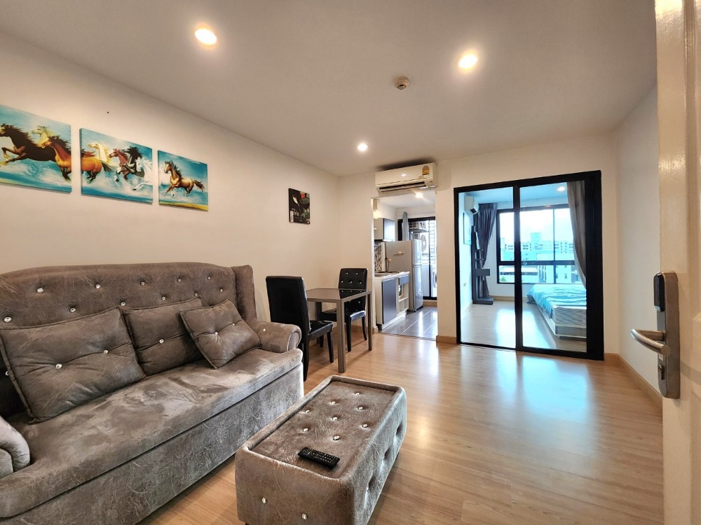 For RentCondoBangna, Bearing, Lasalle : Status as shown in the cover photo** Room available, 42 sq m., largest!!** For rent, The Niche Mono Bangna **Bed + mattress 10 feet, I repeat 10 feet!! (2 beds together) Price negotiable**