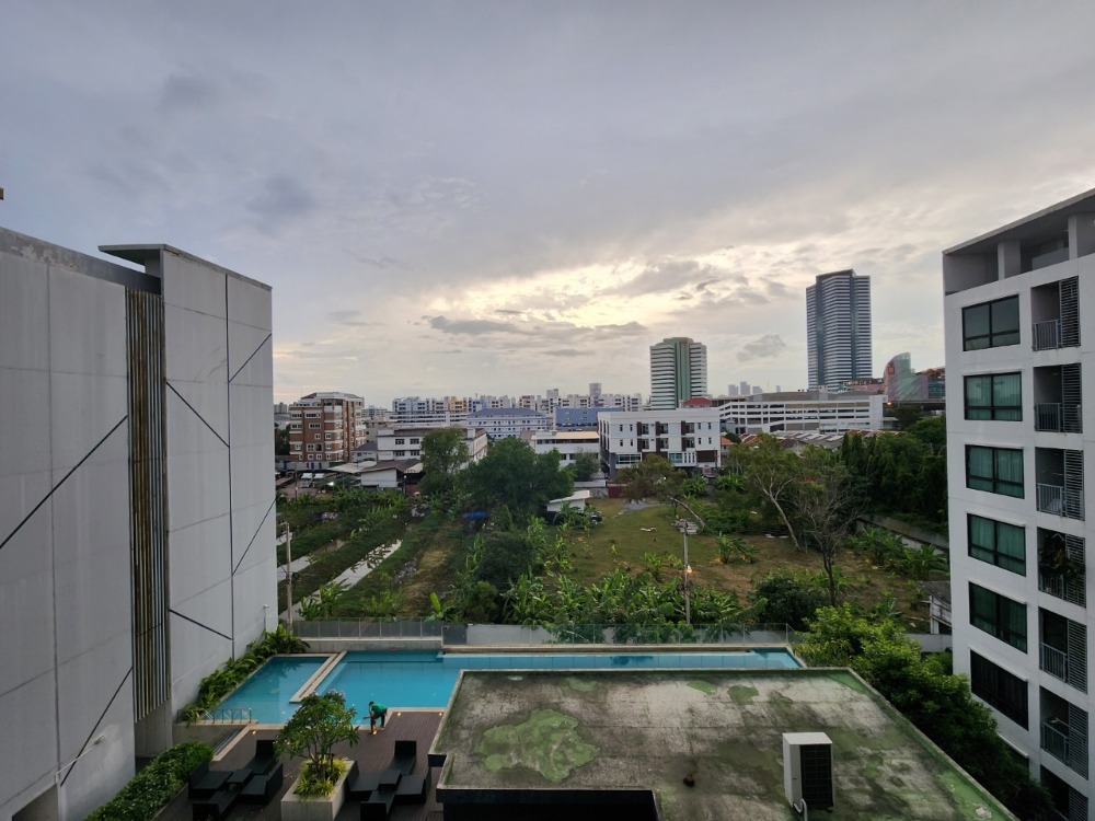 For RentCondoBangna, Bearing, Lasalle : Status as shown in the cover photo** Room available, 42 sq m., largest!!** For rent, The Niche Mono Bangna **Bed + mattress 10 feet, I repeat 10 feet!! (2 beds together) Price negotiable**