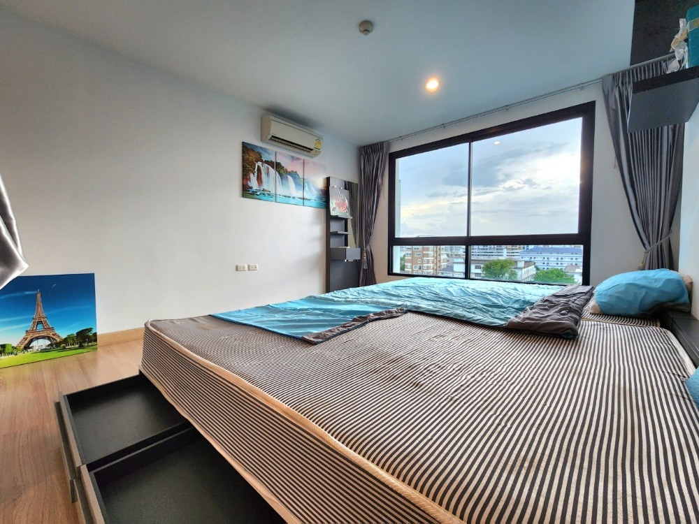 For RentCondoBangna, Bearing, Lasalle : Status as shown in the cover photo** Room available, 42 sq m., largest!!** For rent, The Niche Mono Bangna **Bed + mattress 10 feet, I repeat 10 feet!! (2 beds together) Price negotiable**