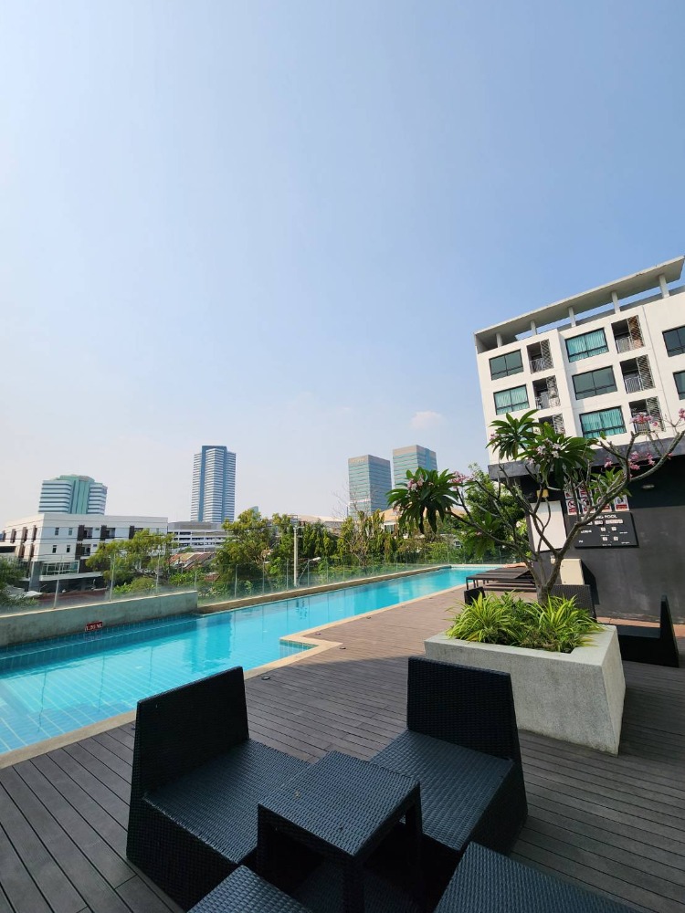 For RentCondoBangna, Bearing, Lasalle : Status as shown in the cover photo** Room available, 42 sq m., largest!!** For rent, The Niche Mono Bangna **Bed + mattress 10 feet, I repeat 10 feet!! (2 beds together) Price negotiable**