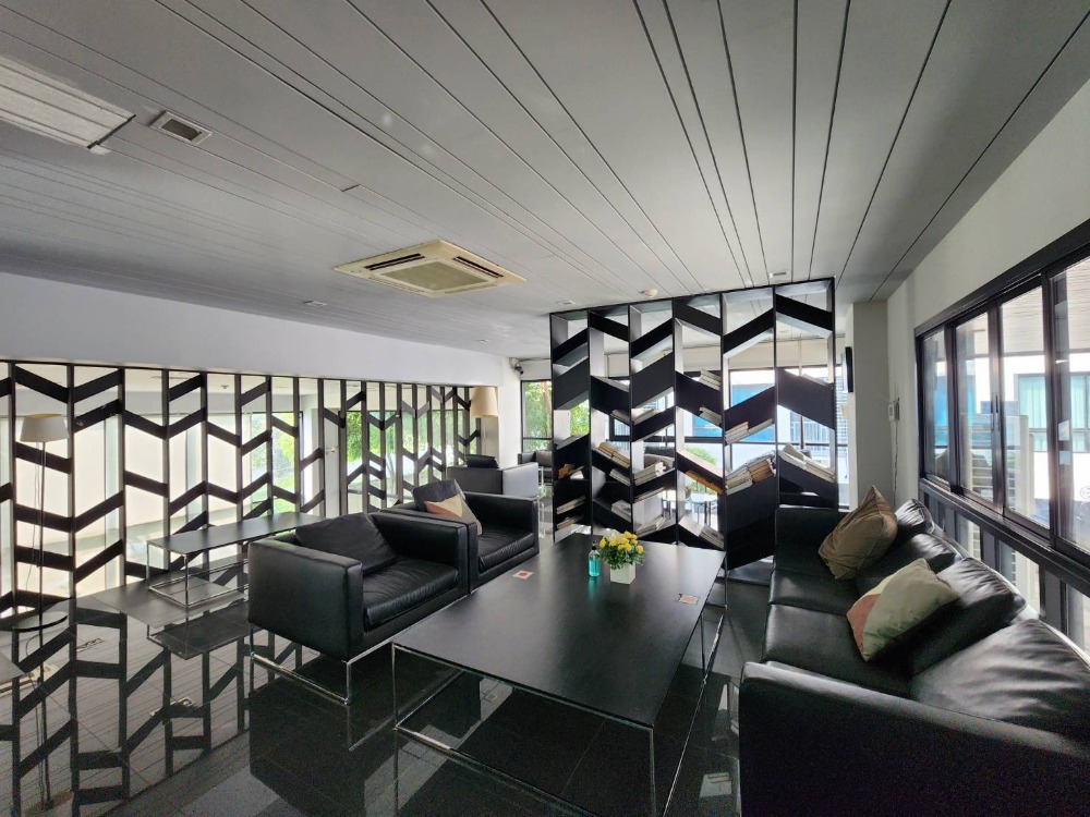 For RentCondoBangna, Bearing, Lasalle : Status as shown in the cover photo** Room available, 42 sq m., largest!!** For rent, The Niche Mono Bangna **Bed + mattress 10 feet, I repeat 10 feet!! (2 beds together) Price negotiable**