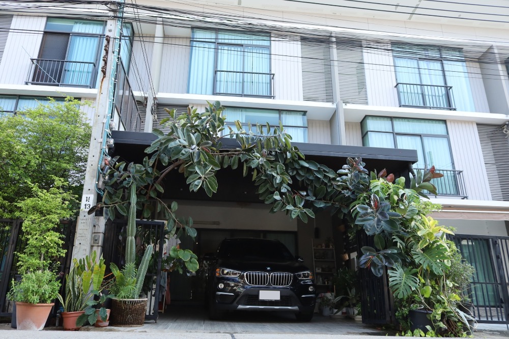 For SaleTownhomeChaengwatana, Muangthong : 3-storey townhome for sale, Pruksa Village, location near Robinson Srisamarn department store, wide area, lots of rooms The kitchen has been added.