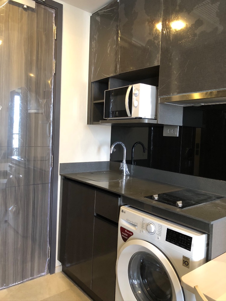 For RentCondoSukhumvit, Asoke, Thonglor : (owner) for rent Ashton Asoke 1bed, curved glass, 35 sq m., 18th floor, room 12, east-west direction, fully furnished, complete with electric appliances, accepting agents