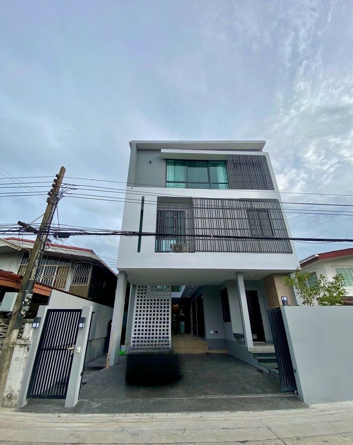 ให้เช่าบ้านสุขุมวิท อโศก ทองหล่อ : 📢👇 ให้เช่าบ้านเดี่ยวสร้างใหม่ 3 ชั้น สไตล์โมเดิร์น เป็นมิตรกับสัตว์เลี้ยง พร้อมโซลาร์รูฟ สระว่ายน้ำส่วนตัว และระเบียงขนาดใหญ่ ทำเลสุขุมวิท 71 ใกล้โรงเรียนนานาชาติ St. Andrew’s และ Bangkok Prep
