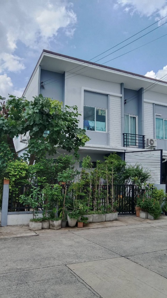 ขายทาวน์โฮมวิภาวดี ดอนเมือง หลักสี่ : ขายด่วน ทาวน์เฮ้าส์ 2 ชั้น คาซ่า ซิตี้ Casa City ดอนเมือง เนื้อที่ขนาด 25.20 ตารางวา 3ห้องนอน 2ห้องน้ำ หลังมุม ติดสวน ถนนเมน เดินทางสะดวก สนใจ ติดต่อ 061-949-8888
