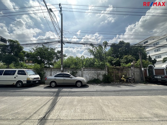 ขายที่ดินอ่อนนุช อุดมสุข : ขายที่ดินสุขุมวิท 103 ซอยอุดมสุข 30 (โรงเรียน สิริรัตนาธร) เนื้อที่ 324 ตารางวา พระโขนง กรุงเทพฯ