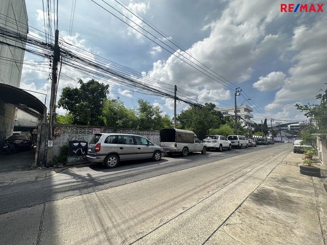 ขายที่ดินอ่อนนุช อุดมสุข : ขายที่ดินสุขุมวิท 103 ซอยอุดมสุข 30 (โรงเรียน สิริรัตนาธร) เนื้อที่ 324 ตารางวา พระโขนง กรุงเทพฯ