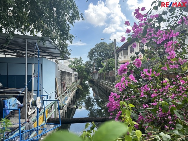 ขายที่ดินอ่อนนุช อุดมสุข : ขายที่ดินสุขุมวิท 103 ซอยอุดมสุข 30 (โรงเรียน สิริรัตนาธร) เนื้อที่ 324 ตารางวา พระโขนง กรุงเทพฯ