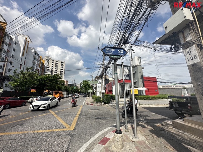 ขายที่ดินอ่อนนุช อุดมสุข : ขายที่ดินสุขุมวิท 103 ซอยอุดมสุข 30 (โรงเรียน สิริรัตนาธร) เนื้อที่ 324 ตารางวา พระโขนง กรุงเทพฯ