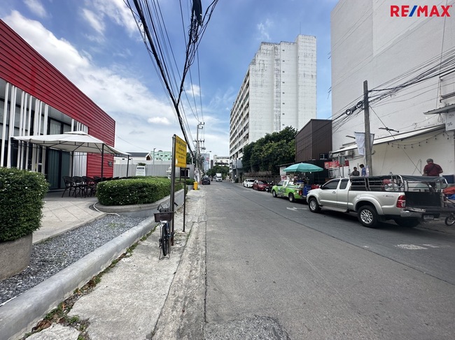 ขายที่ดินอ่อนนุช อุดมสุข : ขายที่ดินสุขุมวิท 103 ซอยอุดมสุข 30 (โรงเรียน สิริรัตนาธร) เนื้อที่ 324 ตารางวา พระโขนง กรุงเทพฯ