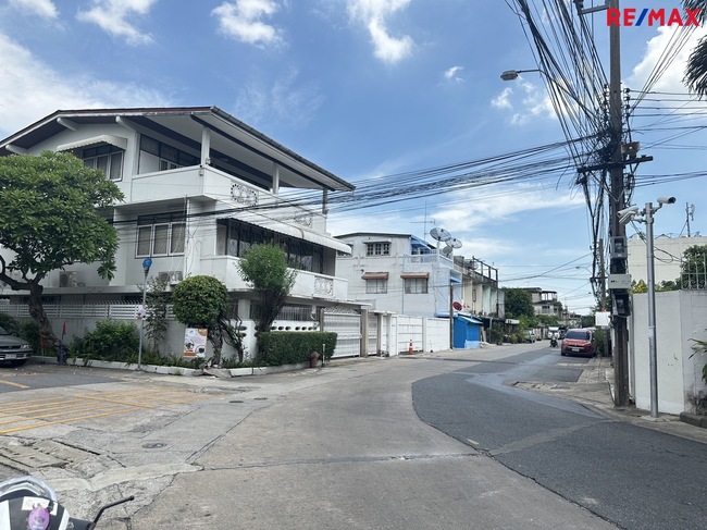 ขายที่ดินอ่อนนุช อุดมสุข : ขายที่ดินสุขุมวิท 103 ซอยอุดมสุข 30 (โรงเรียน สิริรัตนาธร) เนื้อที่ 324 ตารางวา พระโขนง กรุงเทพฯ