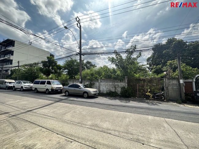 ขายที่ดินอ่อนนุช อุดมสุข : ขายที่ดินสุขุมวิท 103 ซอยอุดมสุข 30 (โรงเรียน สิริรัตนาธร) เนื้อที่ 324 ตารางวา พระโขนง กรุงเทพฯ