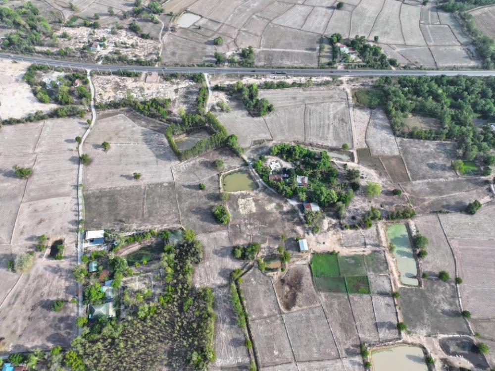 ขายที่ดินอุทัยธานี : ขาย ที่ดิน 4 ไร่ 13 ตร.วา จังหวัดอุทัยธานี  อำเภอเมือง  ตำบล ดอนขวาง ห่างจากถนน 3221 เพียง 200 เมตร ห่างจากตัวเมืองเพียง 4 กิโลเมตร เหมาะ ทำคาเฟ่ สร้างบ้านอยู่อาศัย  ทำเกษตร