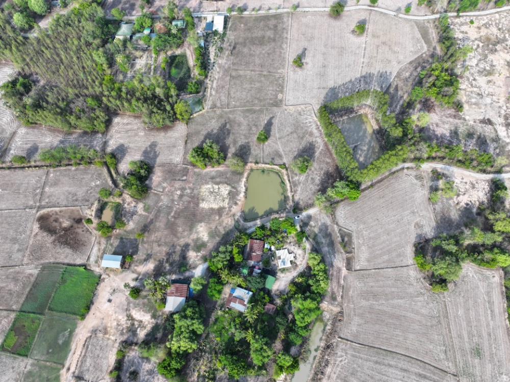 ขายที่ดินอุทัยธานี : ขาย ที่ดิน 4 ไร่ 13 ตร.วา จังหวัดอุทัยธานี  อำเภอเมือง  ตำบล ดอนขวาง ห่างจากถนน 3221 เพียง 200 เมตร ห่างจากตัวเมืองเพียง 4 กิโลเมตร เหมาะ ทำคาเฟ่ สร้างบ้านอยู่อาศัย  ทำเกษตร