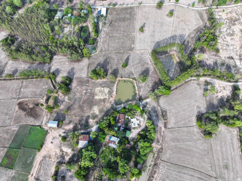 ขายที่ดินอุทัยธานี : ขาย ที่ดิน 4 ไร่ 13 ตร.วา จังหวัดอุทัยธานี  อำเภอเมือง  ตำบล ดอนขวาง ห่างจากถนน 3221 เพียง 200 เมตร ห่างจากตัวเมืองเพียง 4 กิโลเมตร เหมาะ ทำคาเฟ่ สร้างบ้านอยู่อาศัย  ทำเกษตร