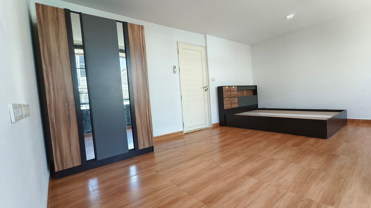 For RentTownhomeChaengwatana, Muangthong : 3-storey townhome for rent, Premium Golf Village, Muang Thong Thani, easy to travel, near the expressway