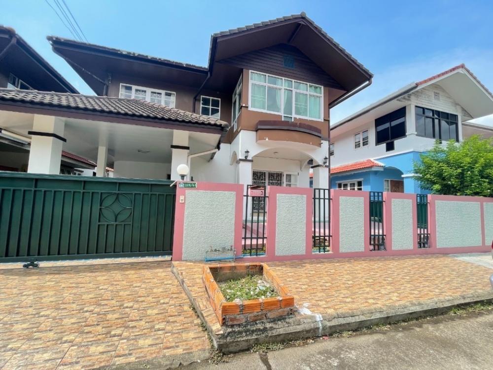 For RentHouseChiang Mai : Single house for rent near Meechok Plaza, near NIS, convenient transportation. At the entrance of the alley, there are seven