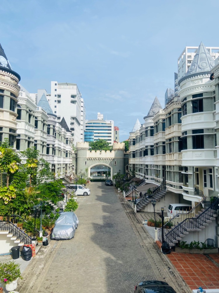 ให้เช่าทาวน์โฮมสุขุมวิท อโศก ทองหล่อ : Townhouse 4 Beds for Rent!