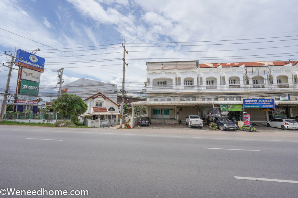 For SaleShop HouseSamut Songkhram : Shophouse for sale, Mae Klong commercial building, 3.5 floors, 2 rooms, width 6 m. 40 sq m., corner room, next to Buffalo Cafe.