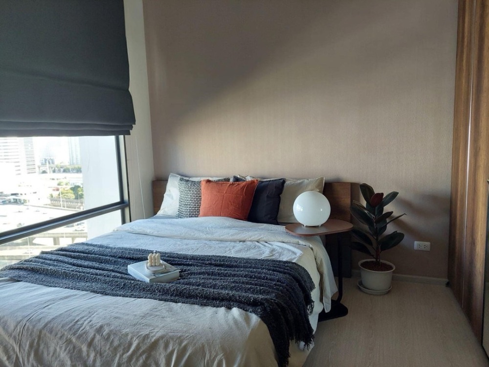 For RentCondoRama9, Petchburi, RCA : RHYTHM Asoke : 31sq m, 18th floor. Full Furniture and electrical appliances. Great view not block. Close MRT Rama 9, Fortune Town, Airport Link Makkasan, Walking distance to Jodd's Fair Night Market.