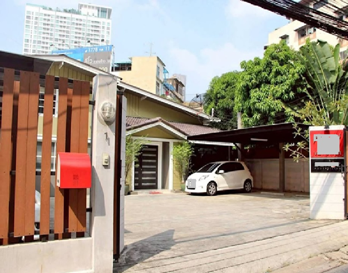 For RentHome OfficeKaset Nawamin,Ladplakao : For Rent, 2-storey detached house, 2nd floor, after Soi Yothin Phatthana 3 / on land 104 eyes, 2 total living space, 400 square meters / parking 6-7 vehicles / air conditioner / no furniture / very beautiful decoration / car suitable as an office, busines