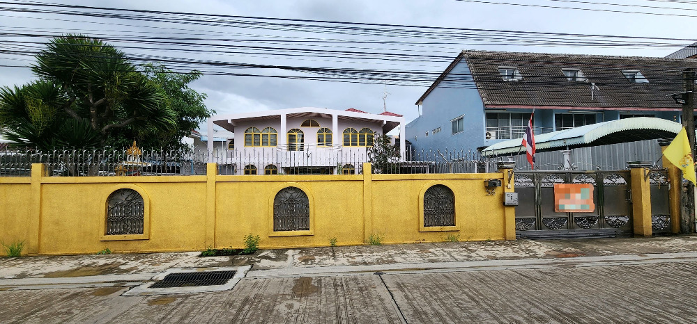 For SaleHouseKasetsart, Ratchayothin : Big house for sale opposite Kasetsart University, Bangkhen, in Soi Vibhavadi 44 and Soi Ngamwongwan 48.