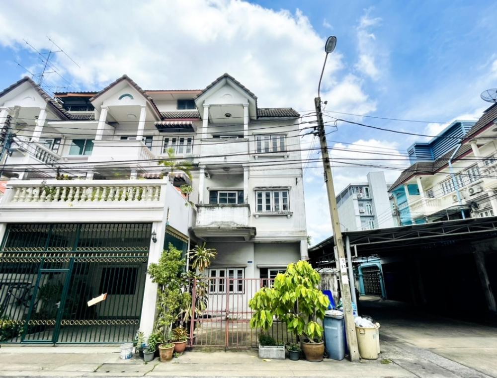 For SaleTownhomeRama3 (Riverside),Satupadit : Townhouse for sale, Srithai Villa Village, 3.5 floors, area 25 sq m, 4 bedrooms/4 bathrooms, corner unit, Rama 3 - Charoenrat, cheapest price in the project.