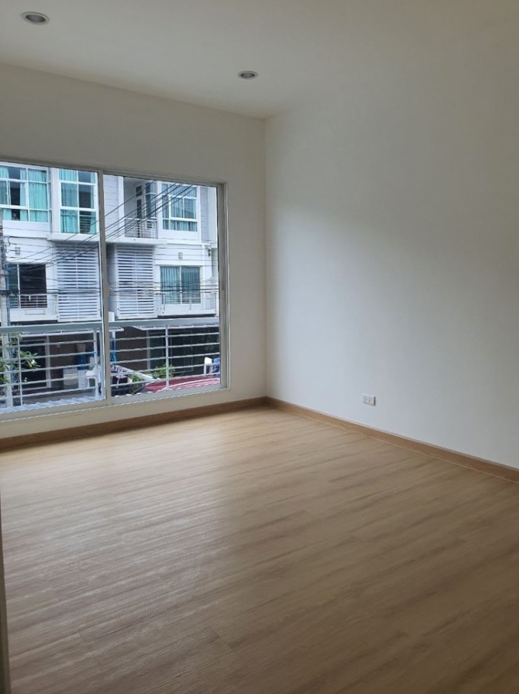 ขายทาวน์โฮมลาดกระบัง สุวรรณภูมิ : ขายด่วน ทาว์นโฮม เมทโทร พระราม9 ปรับปรุงใหม่ ถูกสุด