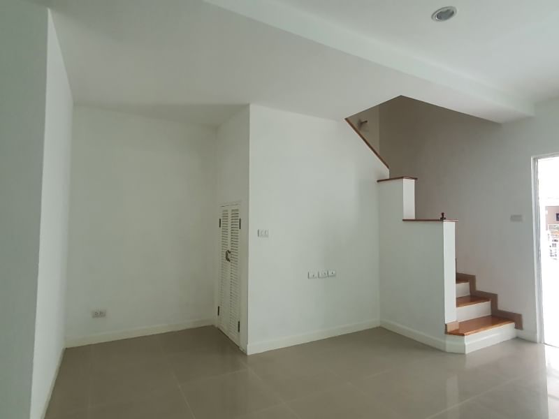 ขายทาวน์โฮมลาดกระบัง สุวรรณภูมิ : ขายด่วน ทาว์นโฮม เมทโทร พระราม9 ปรับปรุงใหม่ ถูกสุด