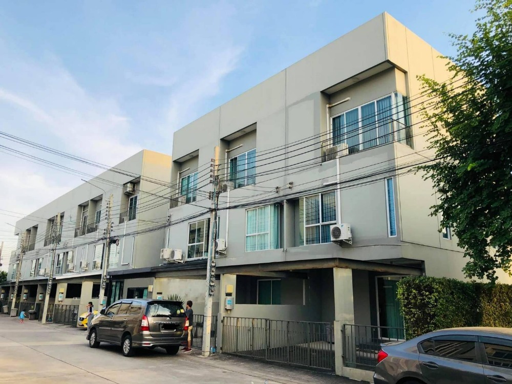 For SaleTownhomePattanakan, Srinakarin : ++ For Sale ++ Townhome in Patio Pattanakarn 38! 26.5 Sq.wa, Good Condition. Located near Rama9 Rd. / Srinakarin Rd. / Airport Link Hua-Mark