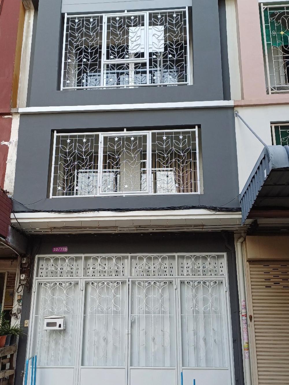 For SaleShop HouseRathburana, Suksawat : Home office for sale, 3.75 floors, next to Tesco Lotus Pracha Uthit.