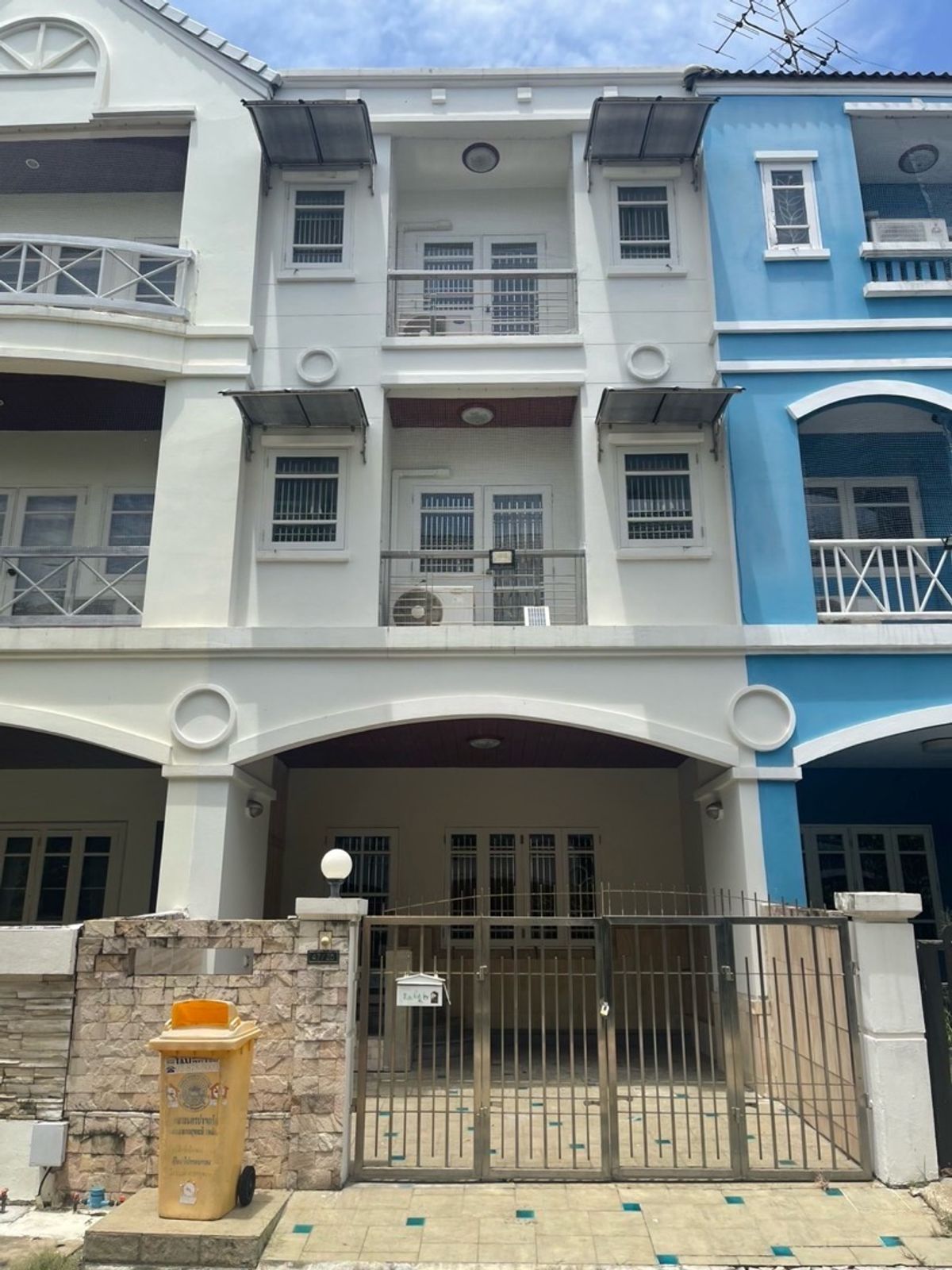 For RentTownhomeChaengwatana, Muangthong : 3-story townhome for rent, Suparam Village. Soi Pakkret-Chaengwattana 17, opposite Central Chaengwattana.