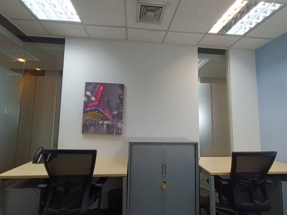ให้เช่าสำนักงานสุขุมวิท อโศก ทองหล่อ : ให้เช่า เซอร์วิส ออฟฟิศ Serviced Office พื้นที่สำนักงาน ตกแต่งสวย พร้อมเข้าอยู่ อาคาร เอ๊กเชนจ์ ทาวเวอร์ ( Exchange Tower Office Building ) 4 Workstations ราคาเช่า 31,990 บาท/เดือน ใกล้รถไฟฟ้า BTSอโศก, MRTสุขุมวิท