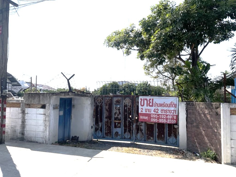 For SaleLandRatchadapisek, Huaikwang, Suttisan : Land for sale with 1 detached house (corner plot) 242 square wah, Soi Ratchadapisek 42 Intersection 6, Lat Yao, Bang Sue, Bangkok.