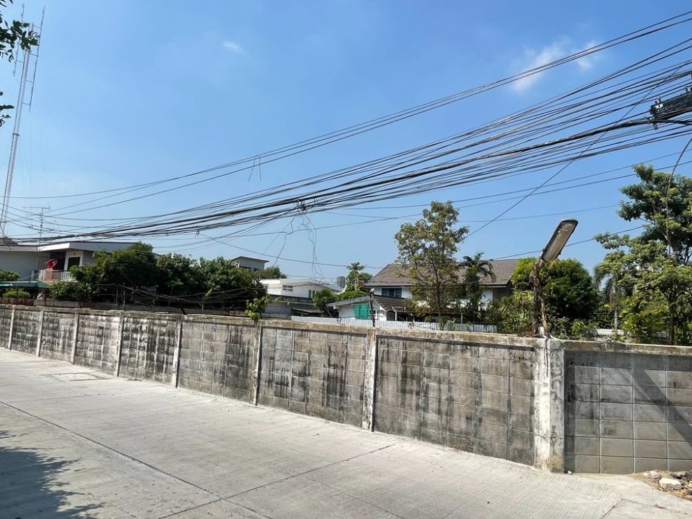 ขายที่ดินรัชดา ห้วยขวาง : ขายที่ดินถมแล้ว (แปลงมุม)   242  ตารางวา  ซ.รัชดาภิเษก42 แยก6  ลาดยาว  บางซื่อ  กรุงเทพ