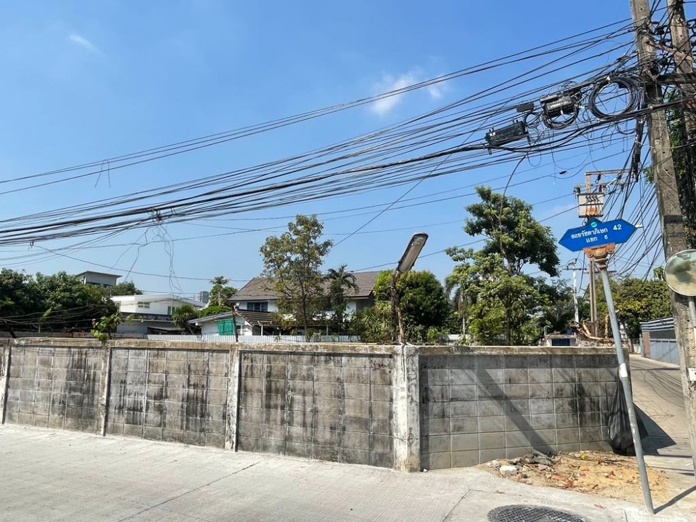 ขายที่ดินรัชดา ห้วยขวาง : ขายที่ดินถมแล้ว (แปลงมุม)   242  ตารางวา  ซ.รัชดาภิเษก42 แยก6  ลาดยาว  บางซื่อ  กรุงเทพ