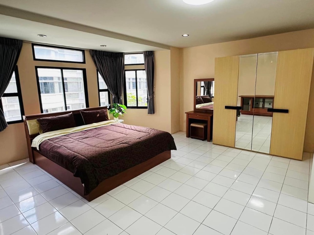 For RentTownhomeSukhumvit, Asoke, Thonglor : Large 3-storey house for rent, pets allowed🐾 at Chicha Castle, 3 bedrooms, fully furnished, area 400+ sq m. 🚇 Near BTS Asoke, MRT Phetchaburi, ready to move in