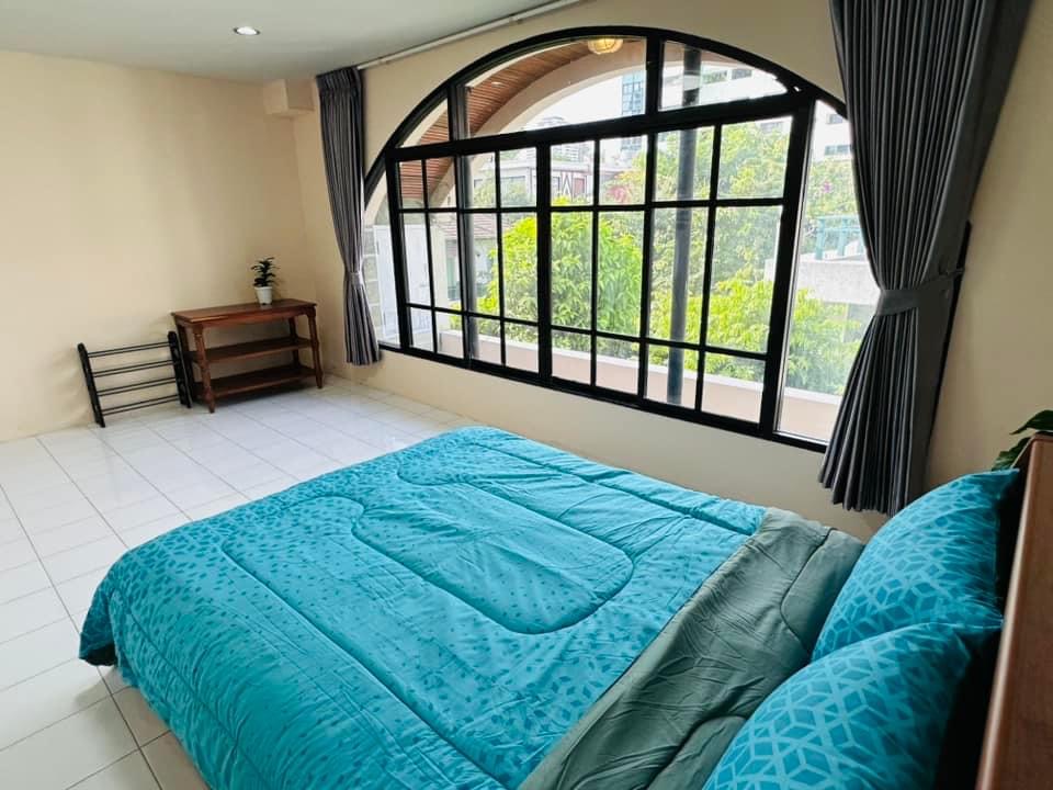 For RentTownhomeSukhumvit, Asoke, Thonglor : Large 3-storey house for rent, pets allowed🐾 at Chicha Castle, 3 bedrooms, fully furnished, area 400+ sq m. 🚇 Near BTS Asoke, MRT Phetchaburi, ready to move in