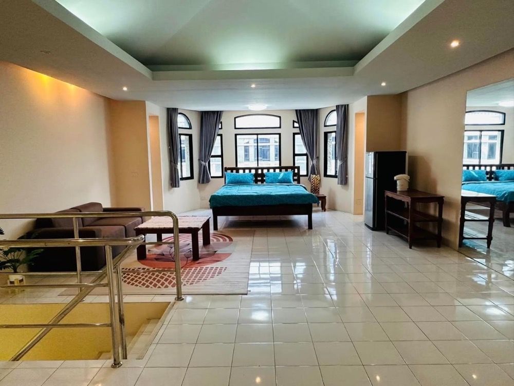 For RentTownhomeSukhumvit, Asoke, Thonglor : Large 3-storey house for rent, pets allowed🐾 at Chicha Castle, 3 bedrooms, fully furnished, area 400+ sq m. 🚇 Near BTS Asoke, MRT Phetchaburi, ready to move in