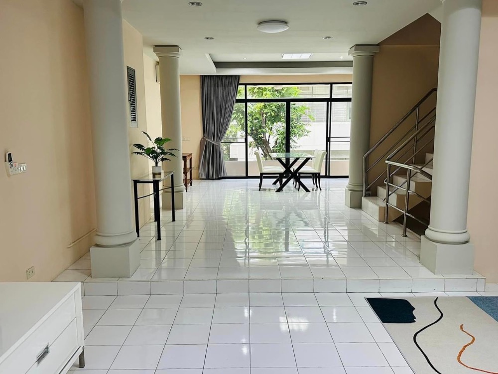 For RentTownhomeSukhumvit, Asoke, Thonglor : Large 3-storey house for rent, pets allowed🐾 at Chicha Castle, 3 bedrooms, fully furnished, area 400+ sq m. 🚇 Near BTS Asoke, MRT Phetchaburi, ready to move in