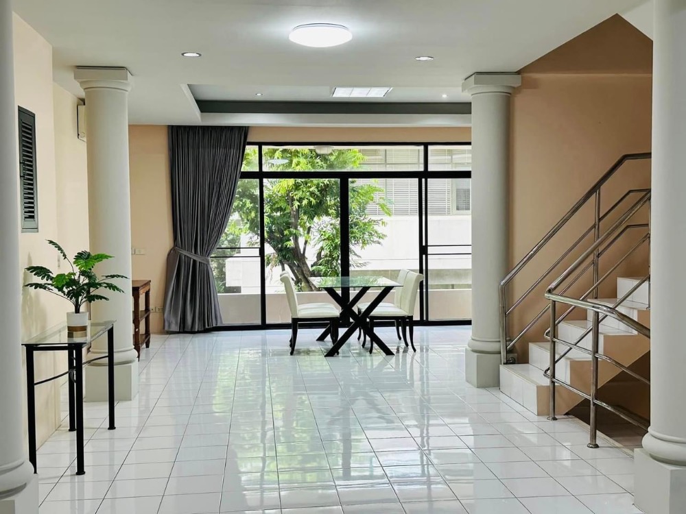 For RentTownhomeSukhumvit, Asoke, Thonglor : Large 3-storey house for rent, pets allowed🐾 at Chicha Castle, 3 bedrooms, fully furnished, area 400+ sq m. 🚇 Near BTS Asoke, MRT Phetchaburi, ready to move in